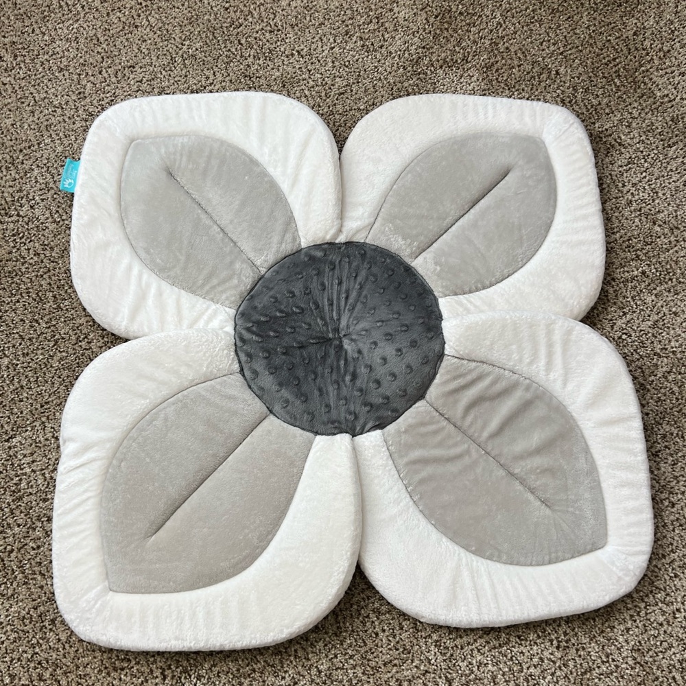 Blooming baby flower bath mat